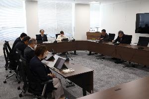 ロの字型に並べられた机に8人ほどが座り、それぞれタブレットの画面を見ている写真