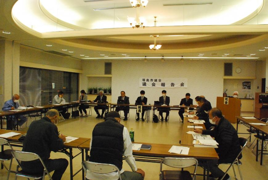 ロの字型に配置されたテーブルと椅子に座り話をしている吉井支所議会報告会の写真