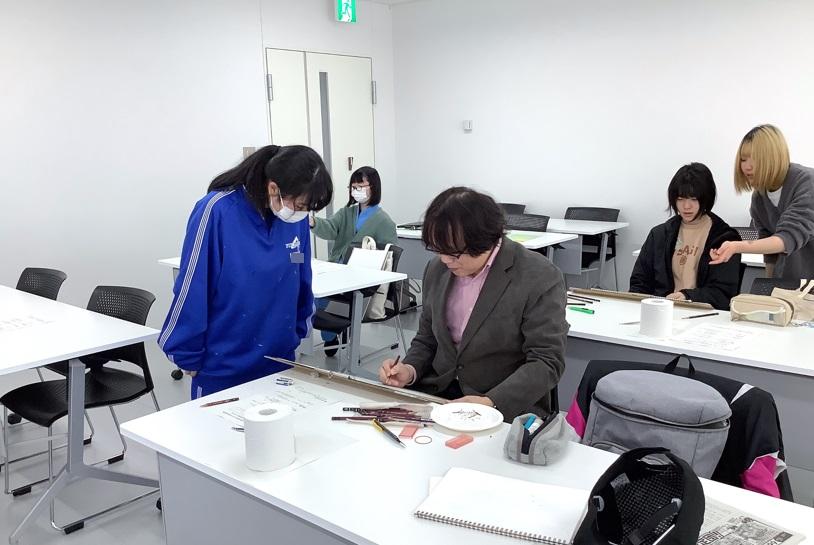 デッサン指導をする齋氏