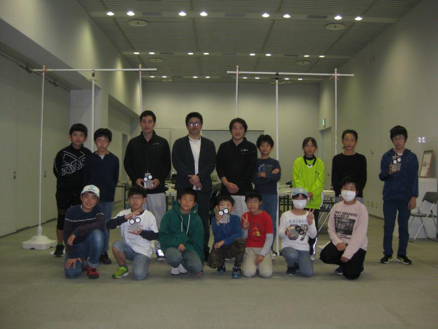 株式会社NAKANO様の講師の皆様と参加者の子ども達が集まって写っている集合写真