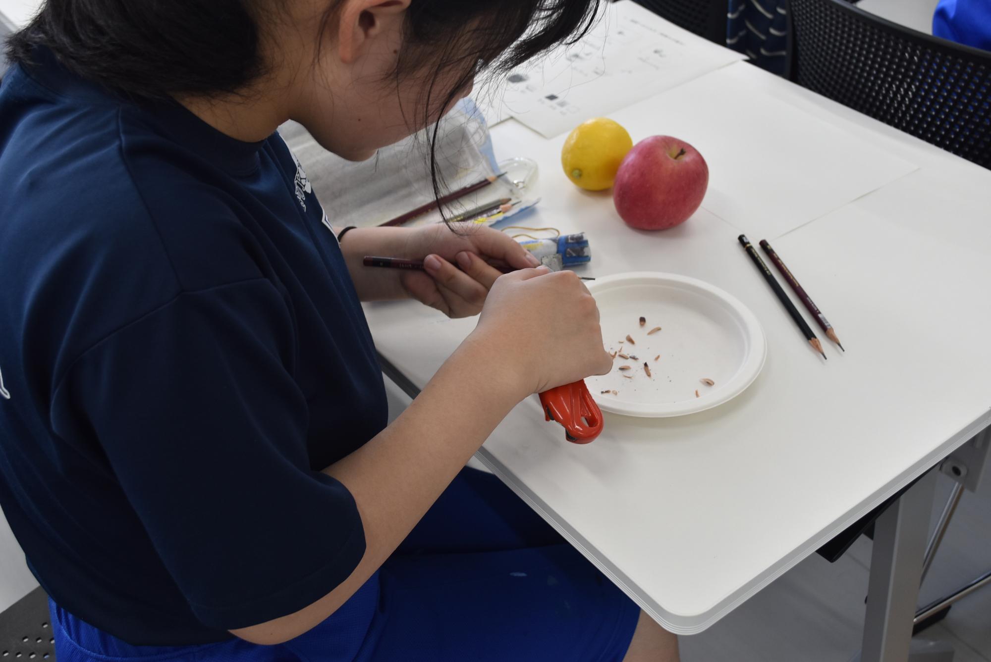 鉛筆を削る様子