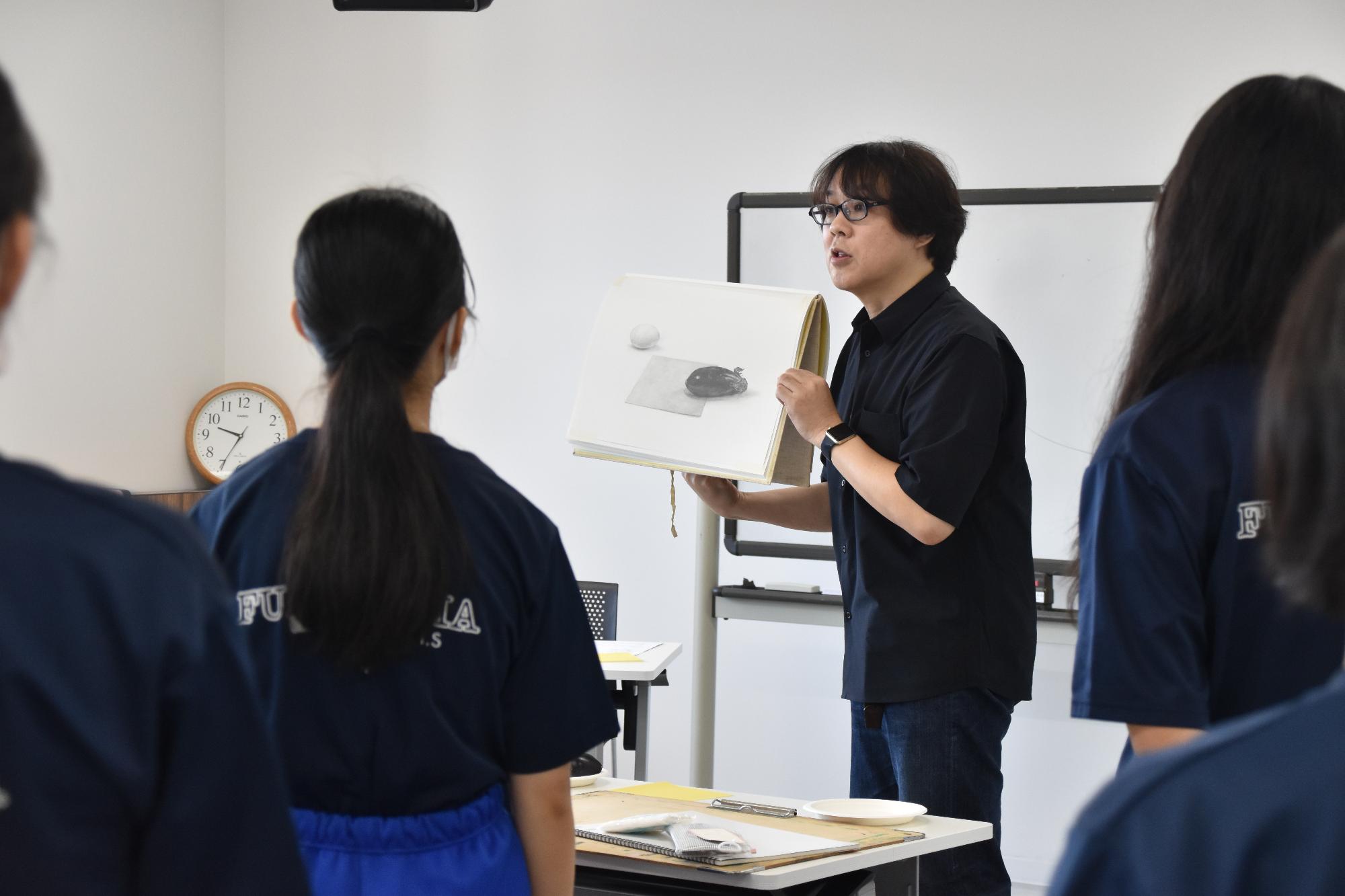 参考作品を示す齋氏
