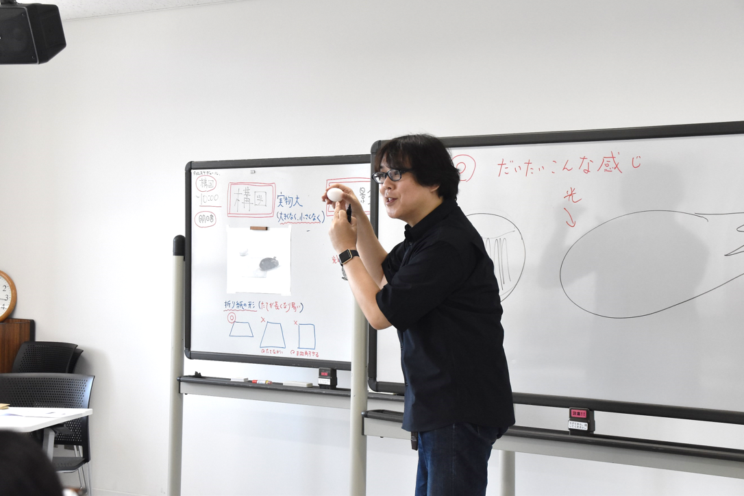 明暗の入れ方を説明する齋氏