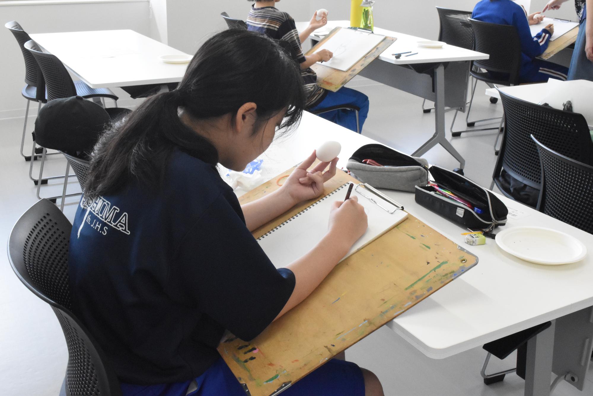 デッサンしている様子