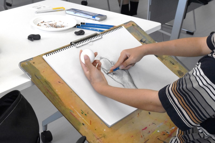 デッサンしている様子