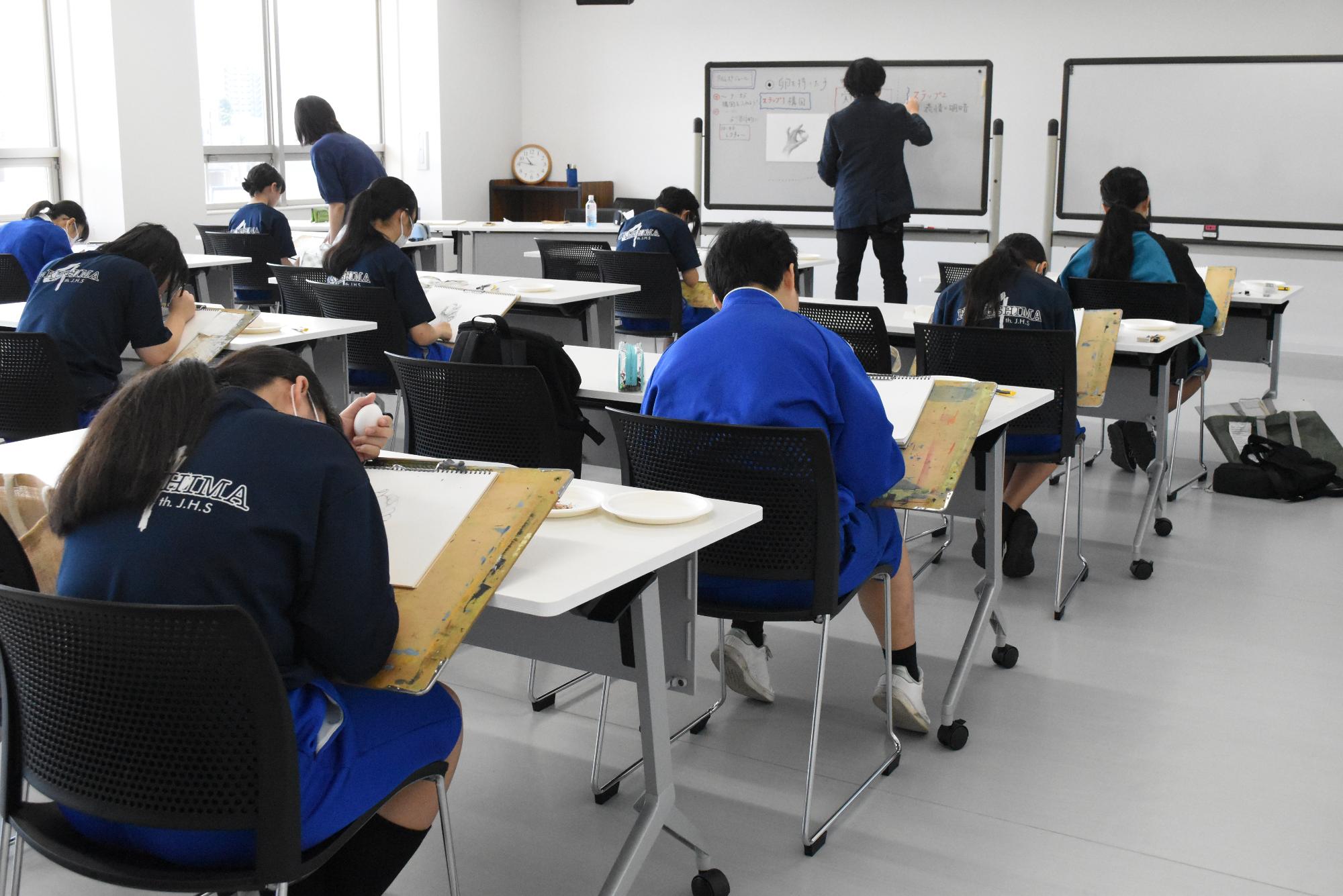 デッサンしている様子