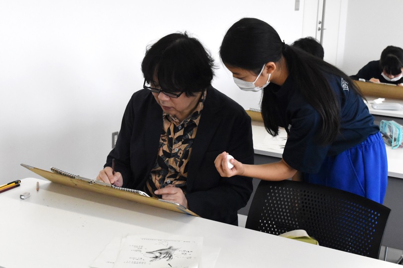 デッサンしている様子