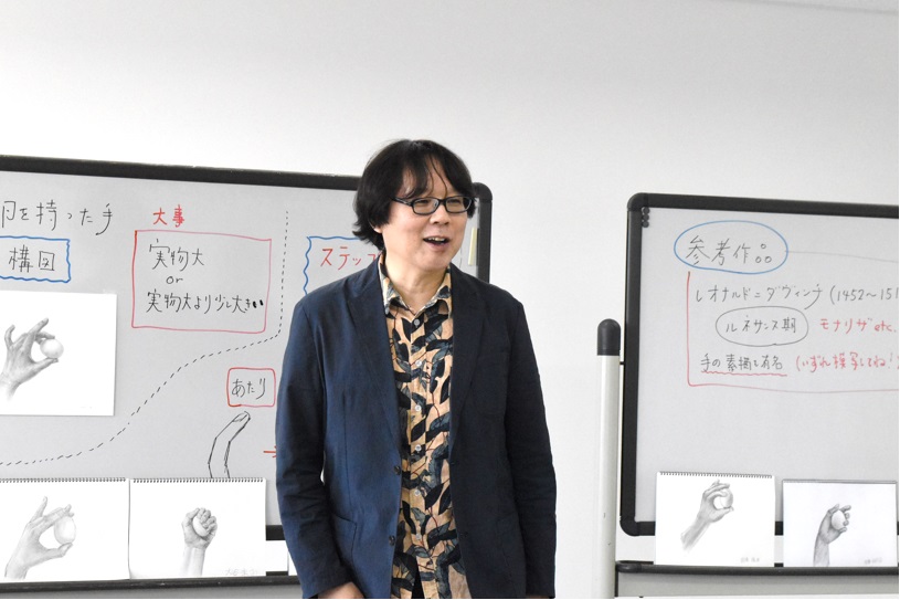 生徒の作品にコメントする齋氏