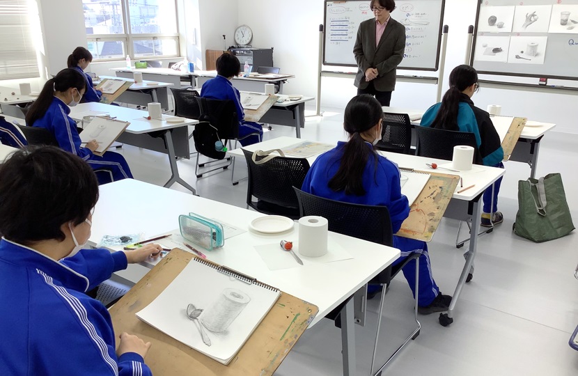 デッサンする生徒の様子
