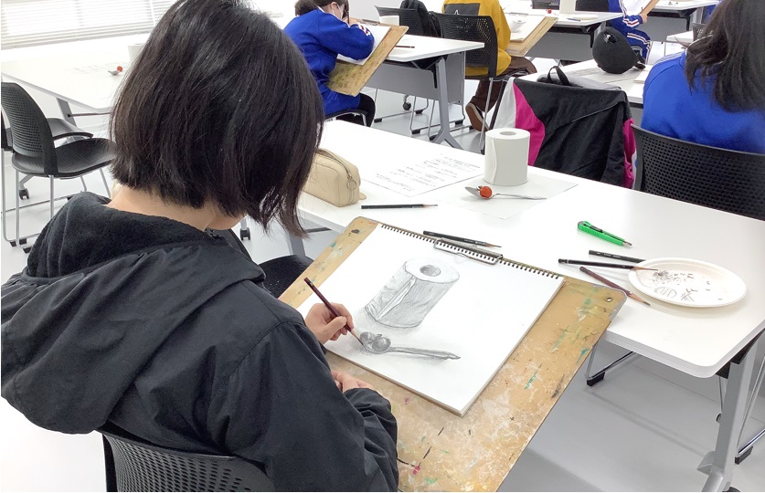 デッサンする生徒の様子