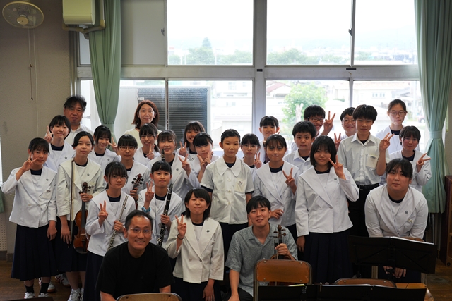 市寛也氏、倉冨亮太氏、生徒の皆さんががピースサインで写っている集合写真