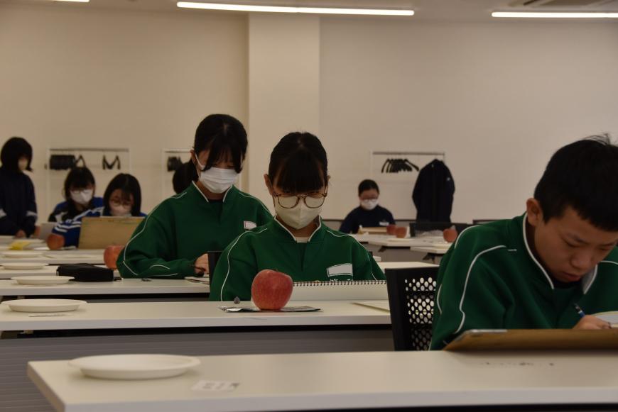自席で生徒の皆さんが集中してデッサンしている様子を前方より写した写真