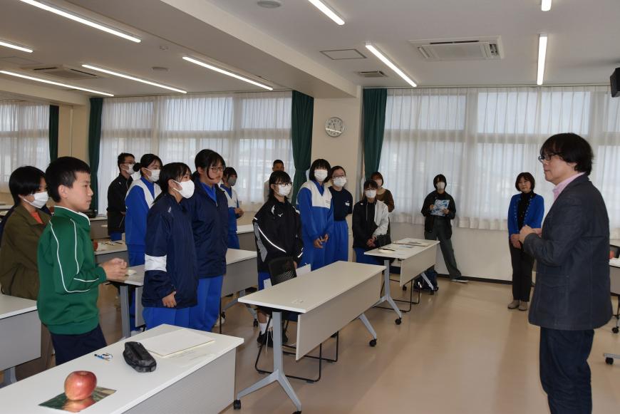 参加した生徒の皆さんが齋氏の前に立っており、齋氏が生徒に話をしている様子の写真