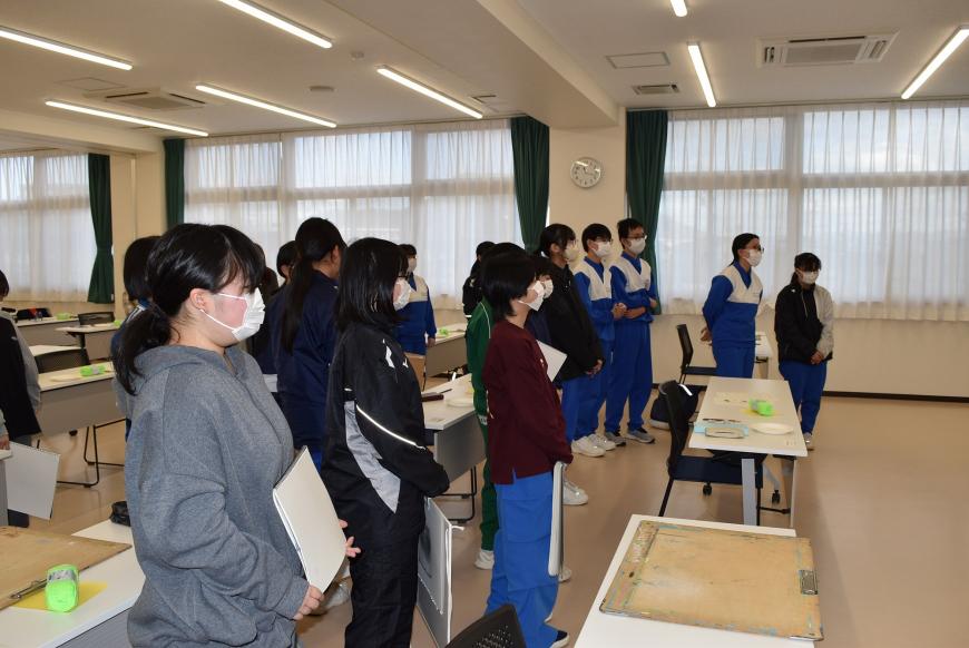 参加した生徒の皆さんが立って並んでいる様子の写真