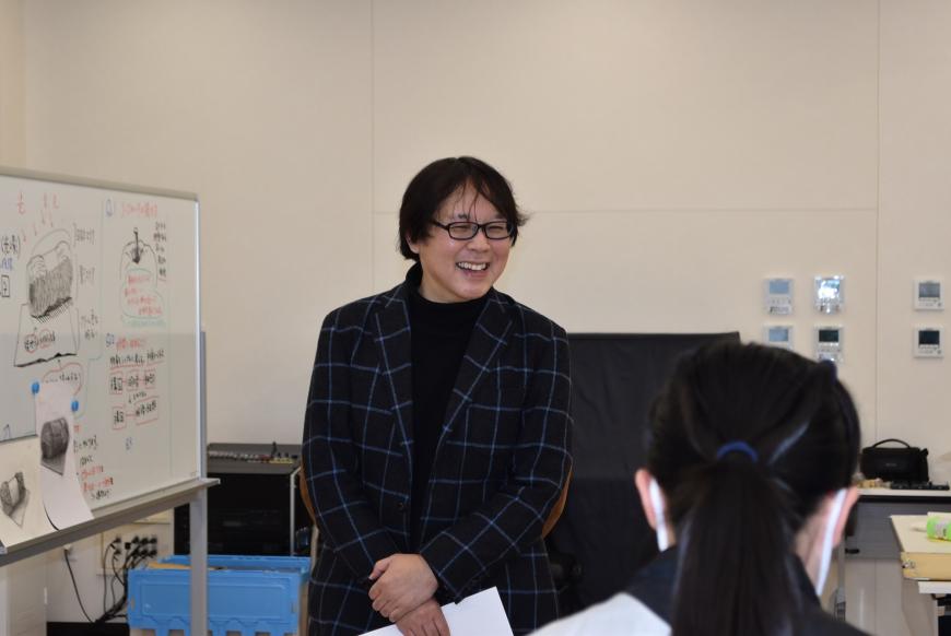 笑顔で教壇に立つ齋氏の写真