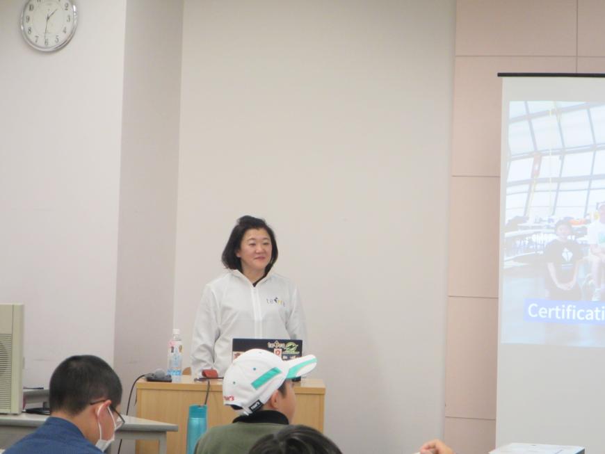 高演台に立つテトラ・アビエーション株式会社様の講師の女性を写した写真