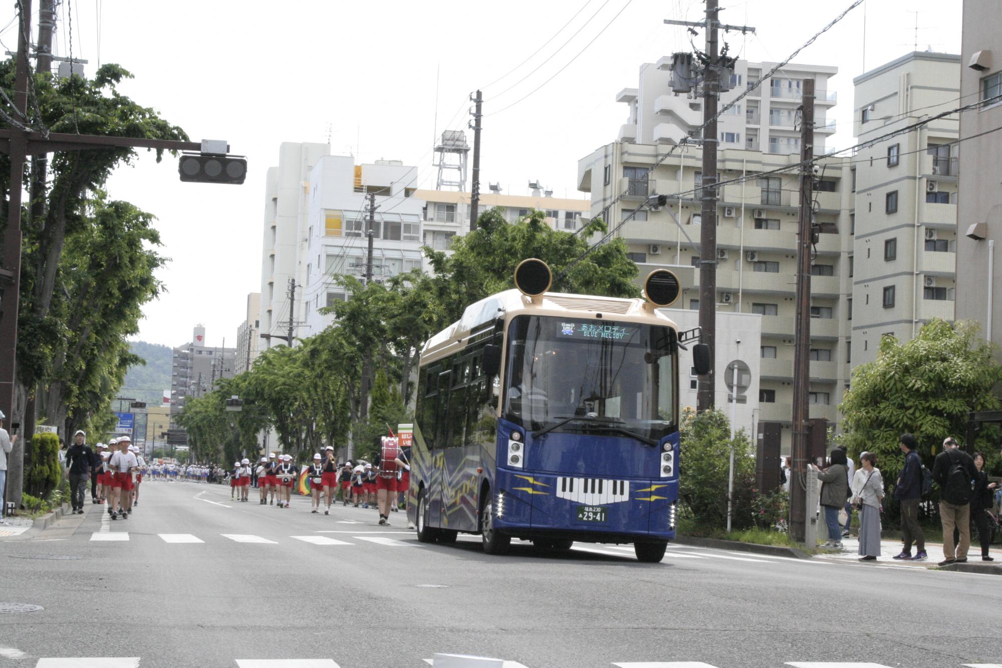 先導する青バス