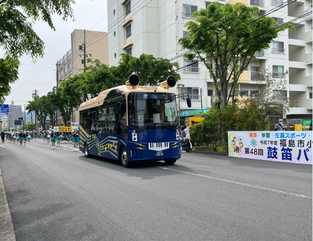 先導する青バス
