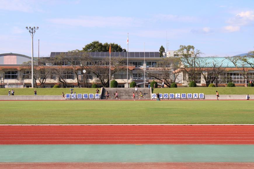 沢山の選手達が信夫ヶ丘競技場内を走っている様子の写真