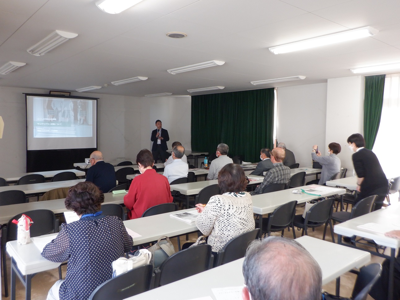 講師に参加者の一人が質問を投げかけている写真。