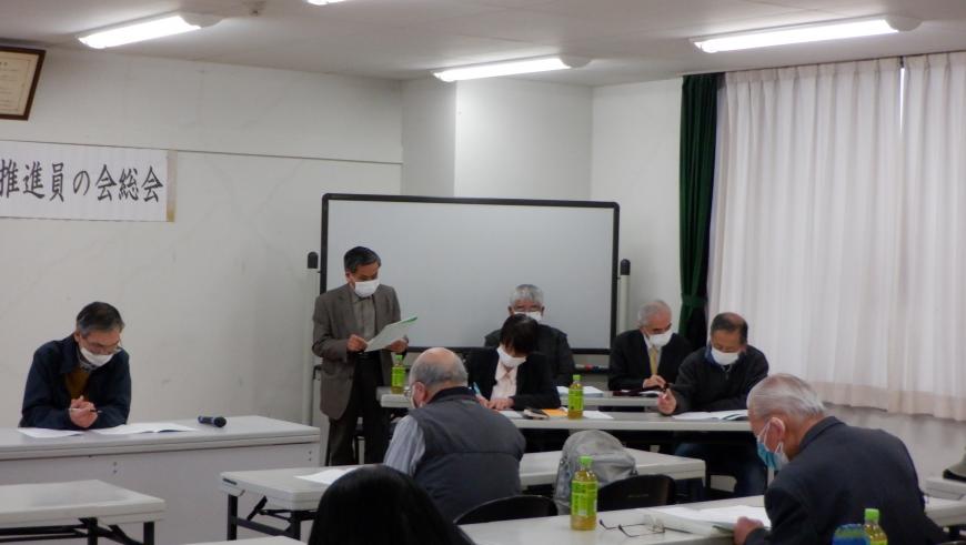 たくさんの参加者が机に座ったりして資料に目を通している総会時の写真