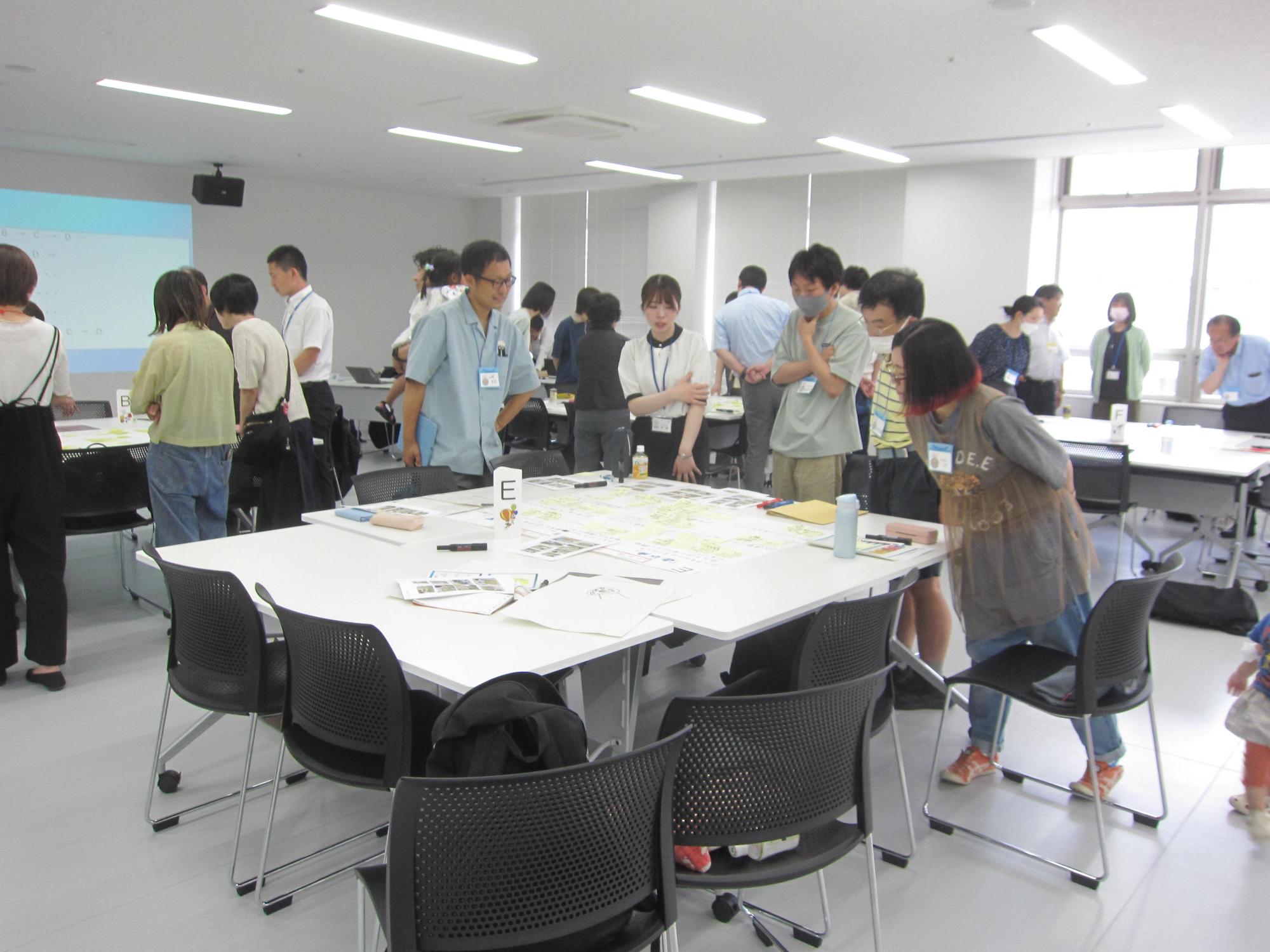 グループワークの様子 各グループでどのような意見が出たか参加者の皆さんが見ています