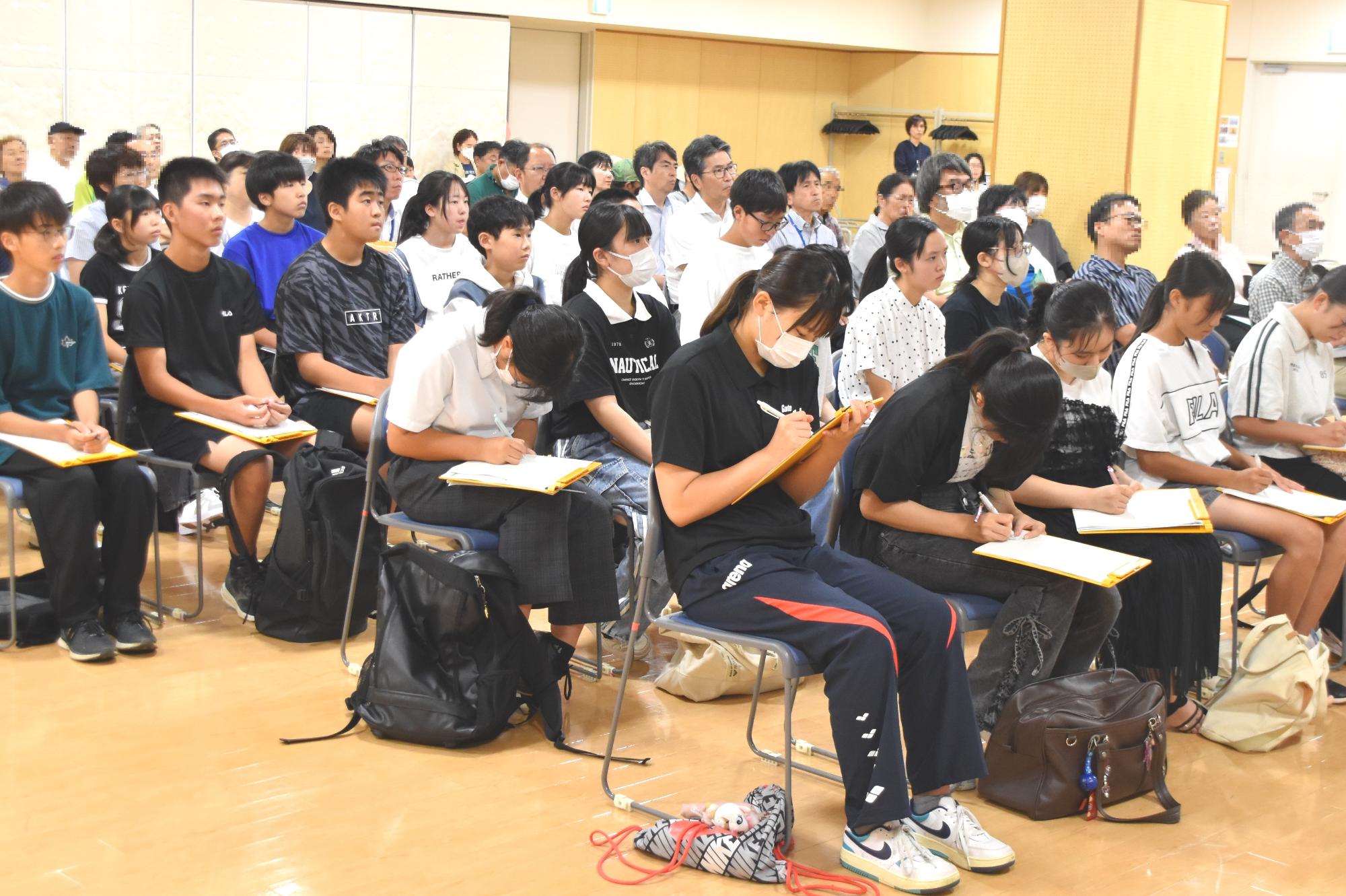 講演会の聴講風景