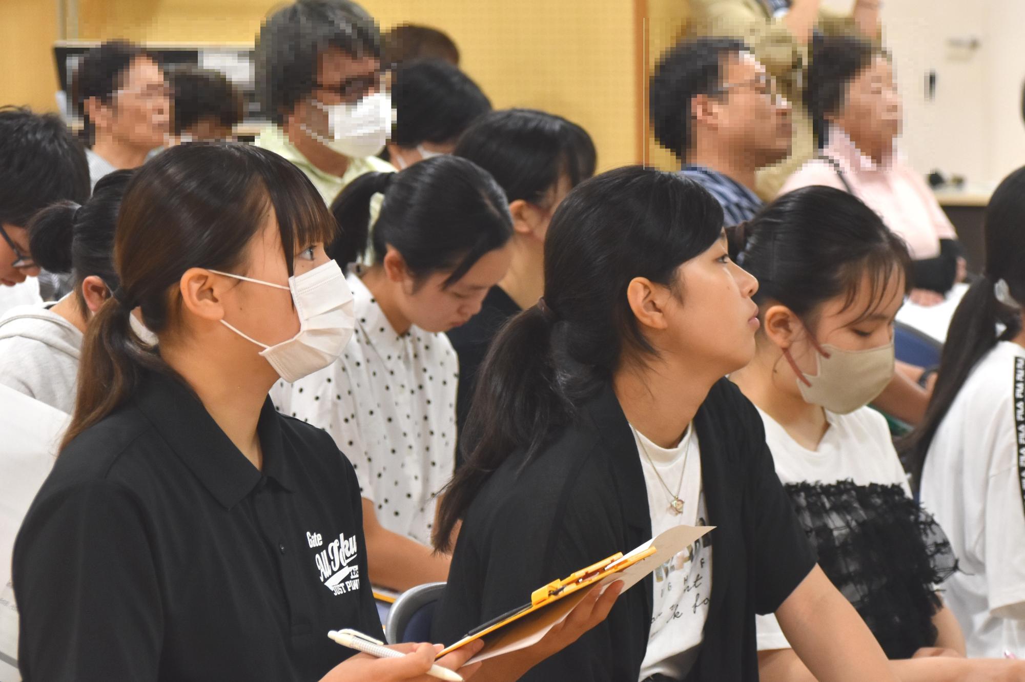 講演会の聴講風景
