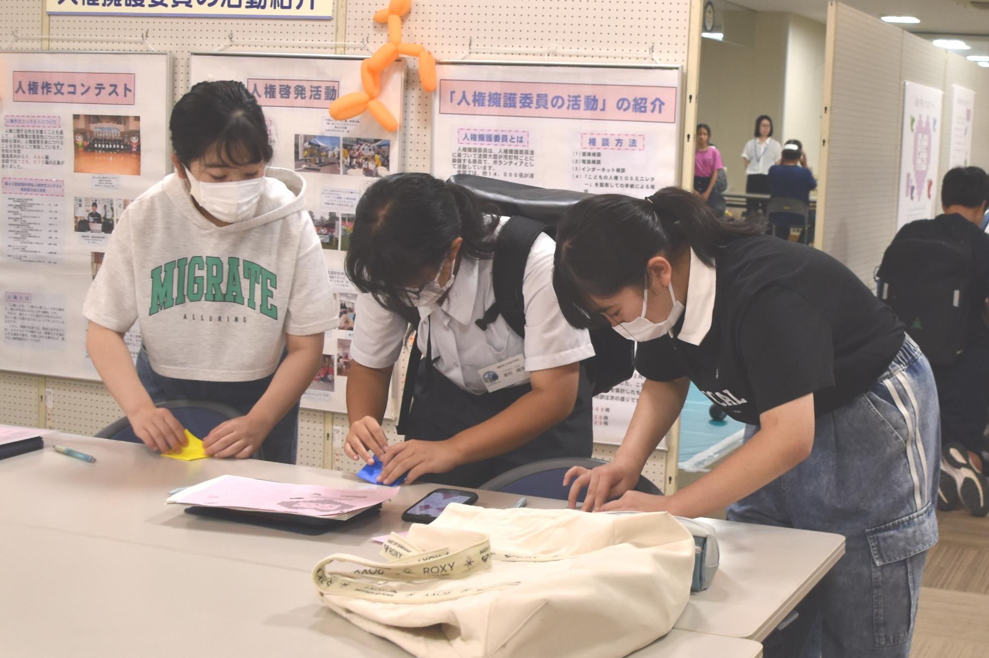 折り鶴を折る様子