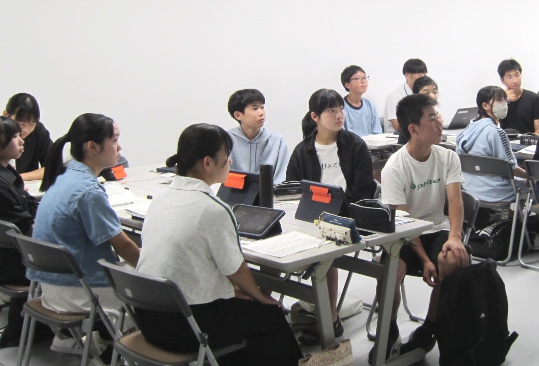 説明を聞く様子