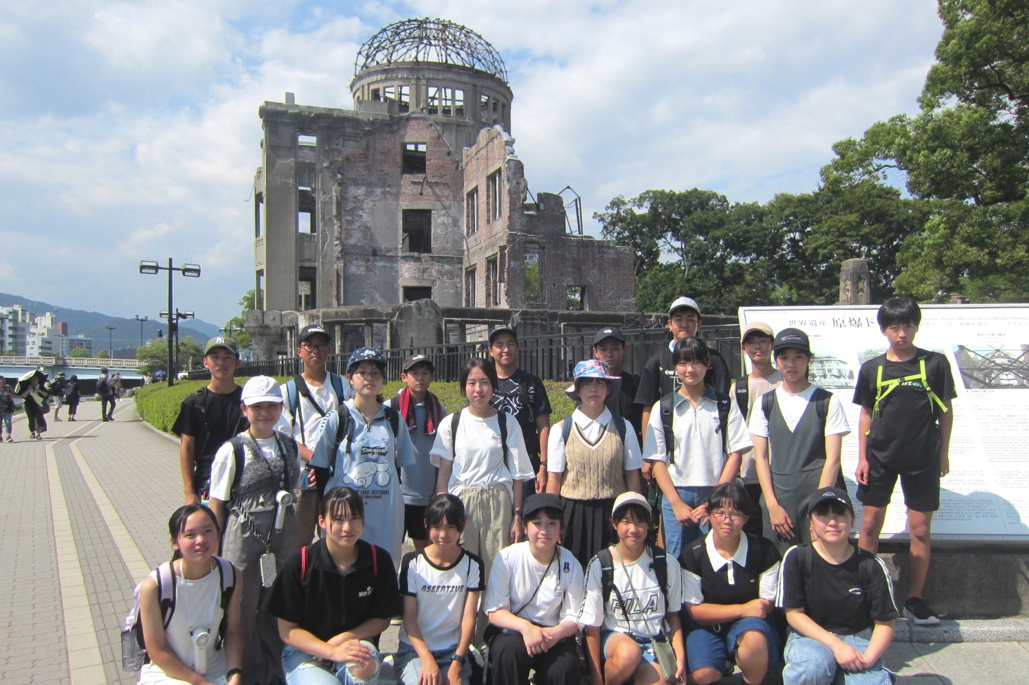 原爆ドーム前の集合写真