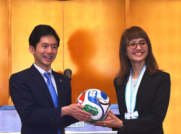 市長へサインボールを寄贈する高倉麻子氏