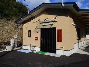ベージュの外壁で平屋建ての大波出張所の外観写真
