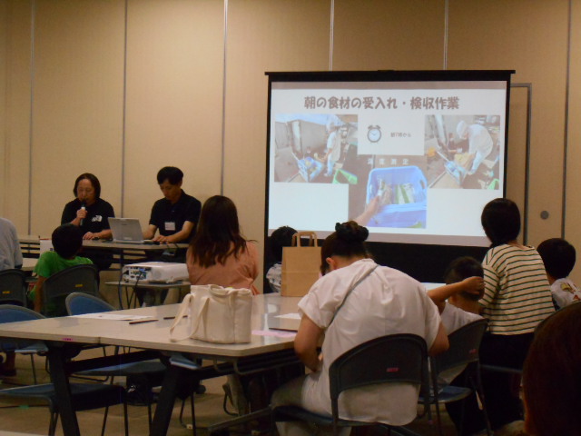 給食ができるまでの説明をする写真