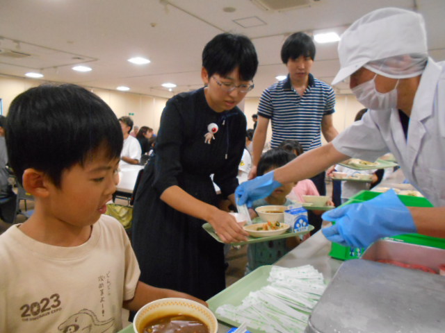 給食の配膳を受ける写真