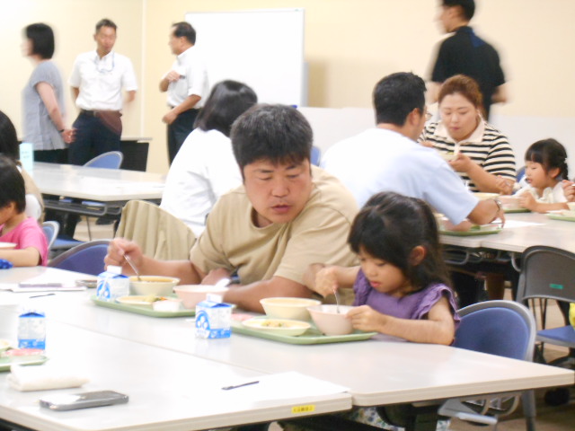 給食を食べる親子の写真
