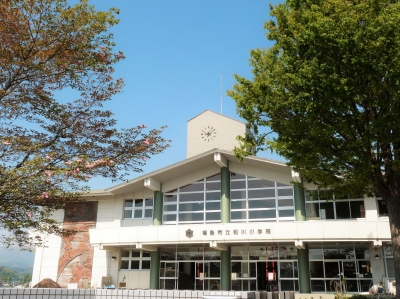 時計台のある2階建ての松川小学校の外観写真