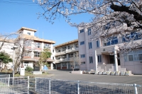 白いフェンスの中に3階建ての校舎複数建っている鳥川小学校の外観写真