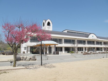 時計台のある2階建ての校舎の飯野小学校の外観写真