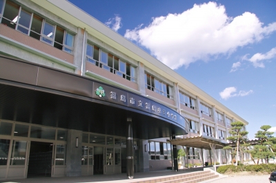 入り口前に広い雨除けのある3階建ての校舎の福島第三中学校の外観写真