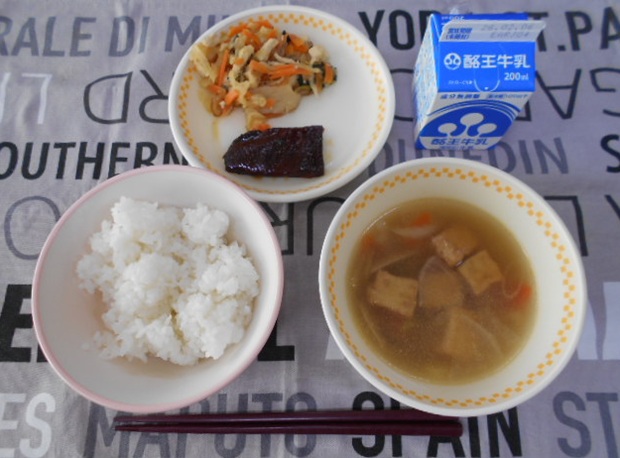 ごはん、にしんの甘露煮、ひき菜炒り、八杯汁、牛乳が献立の給食の写真