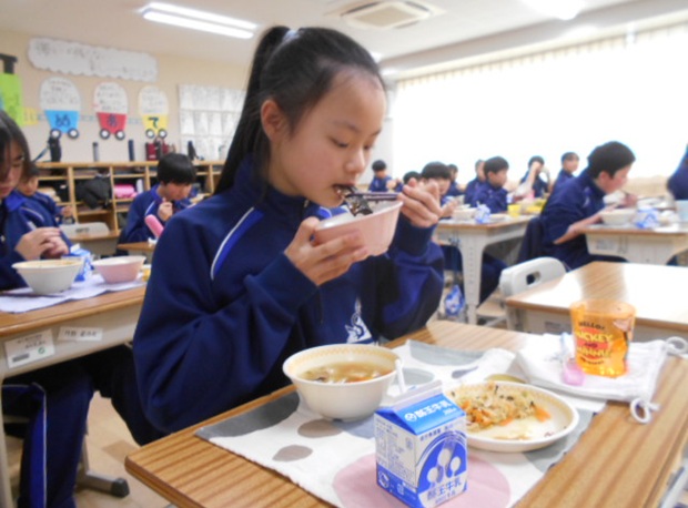 給食を食べている松陵義務教育学校の生徒の写真