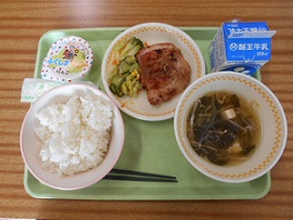 トレイにごはん、鶏肉のみそ焼き、ブロッコリーサラダ、五目スープ、リンゴゼリー、牛乳がのっている給食の写真