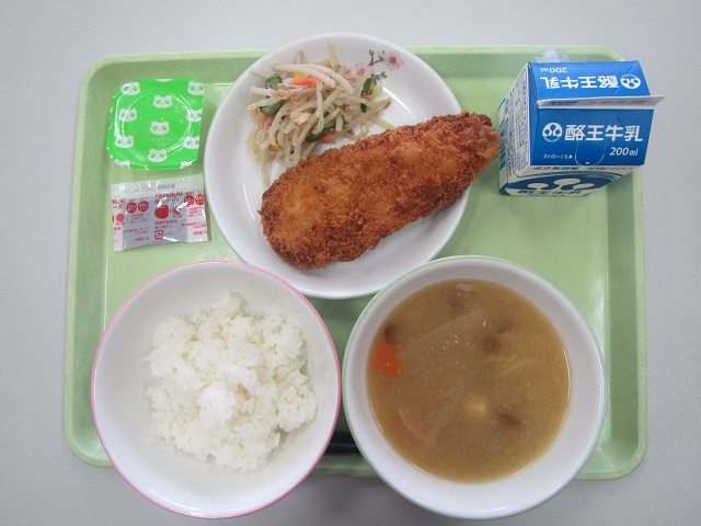 薄緑色のトレーに、ごはん、福島市産伊達鶏のささみフライとごぼうサラダが盛られた皿、なめこ汁、パック牛乳、パックソース、黄緑色のふたのゼリーが乗っている写真