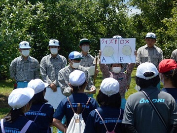 まるばつクイズなどを交えて小学生たちに説明をしている様子の写真