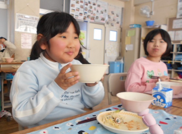 給食を食べている余目小学校の児童の写真