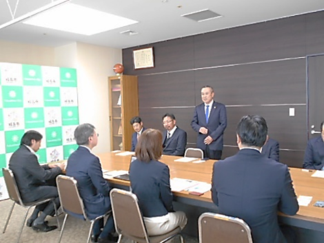 生産者の方から話を聞いている写真