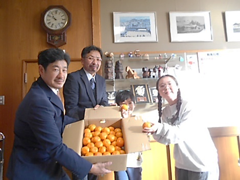 宇城みかんを受け取る小学生の写真