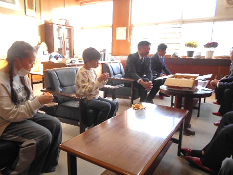 宇城みかんを試食する小学生たちの写真
