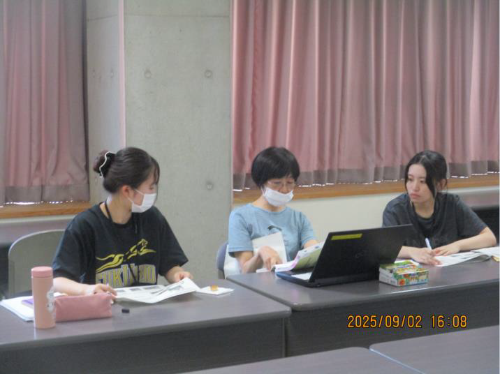 栄養教諭から講義を受ける実習生の写真